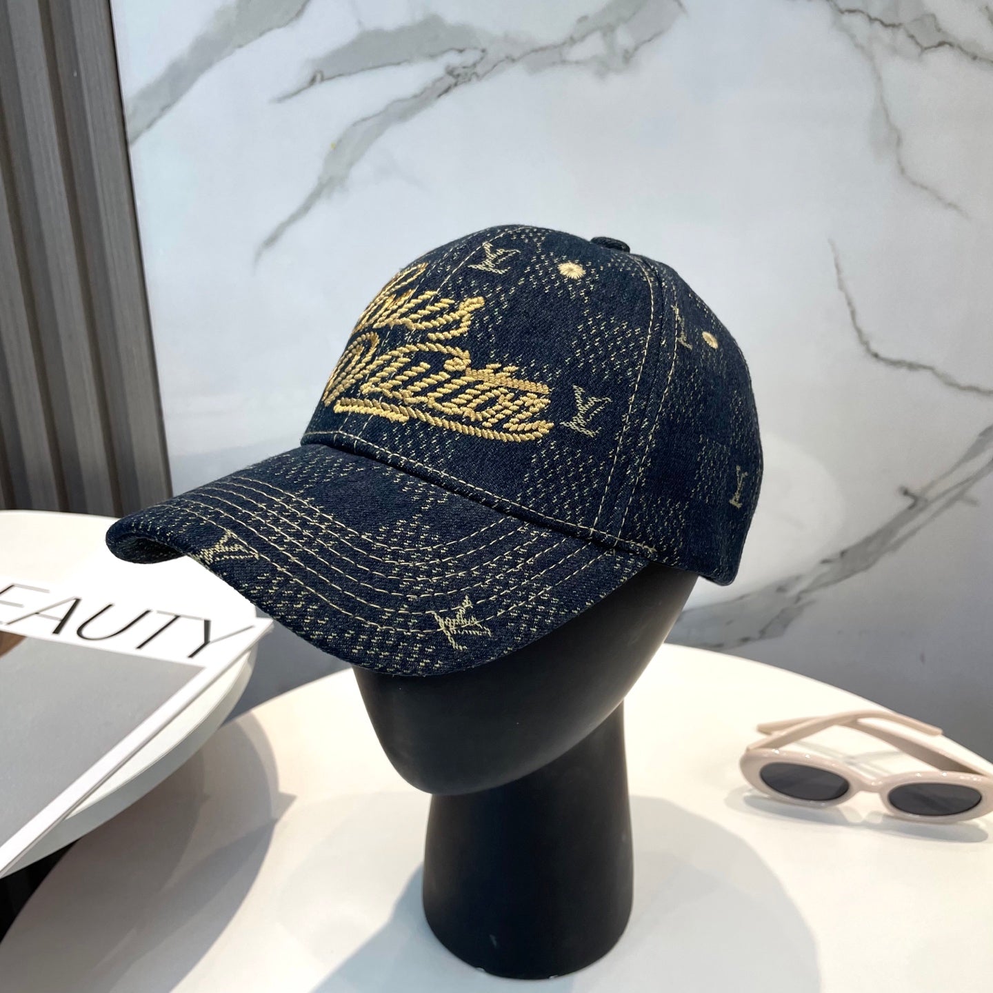 Fashionable four-leaf clover letter baseball cap