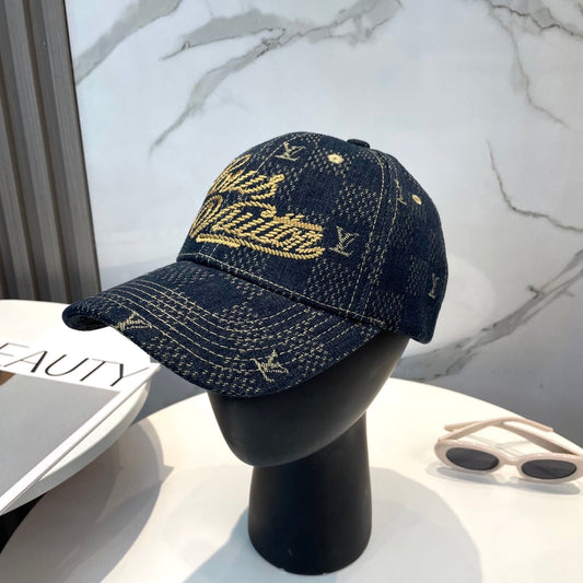 Fashionable four-leaf clover letter baseball cap