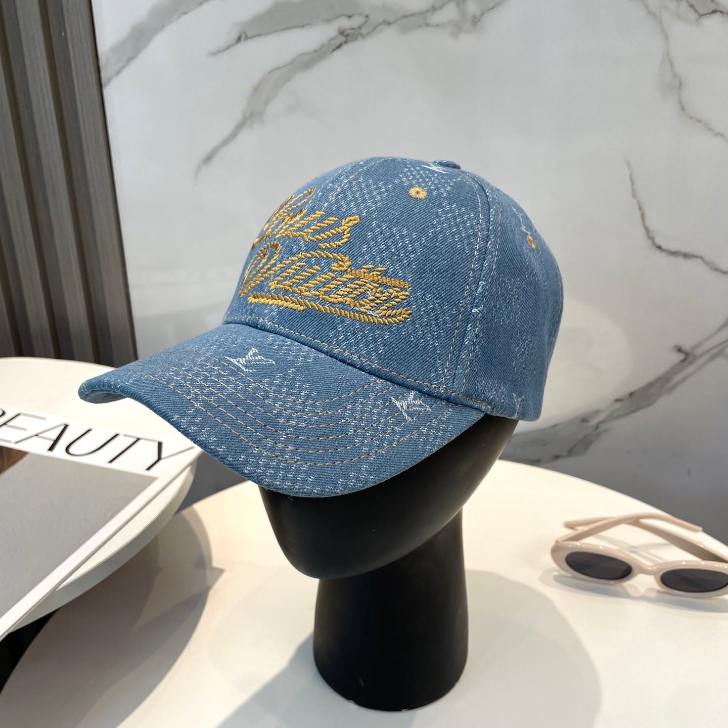 Fashionable four-leaf clover letter baseball cap