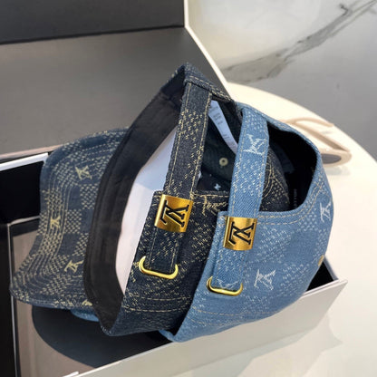 Fashionable four-leaf clover letter baseball cap