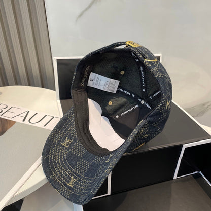 Fashionable four-leaf clover letter baseball cap