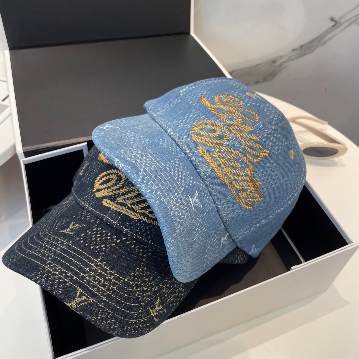 Fashionable four-leaf clover letter baseball cap