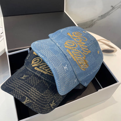 Fashionable four-leaf clover letter baseball cap