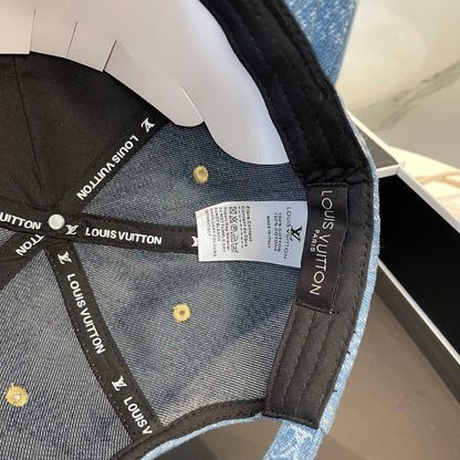 Fashionable four-leaf clover letter baseball cap