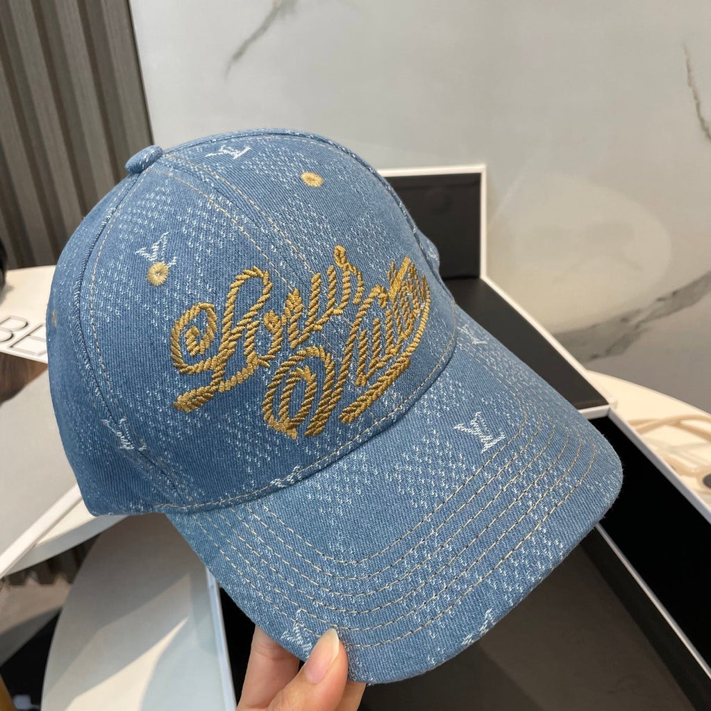 Fashionable four-leaf clover letter baseball cap