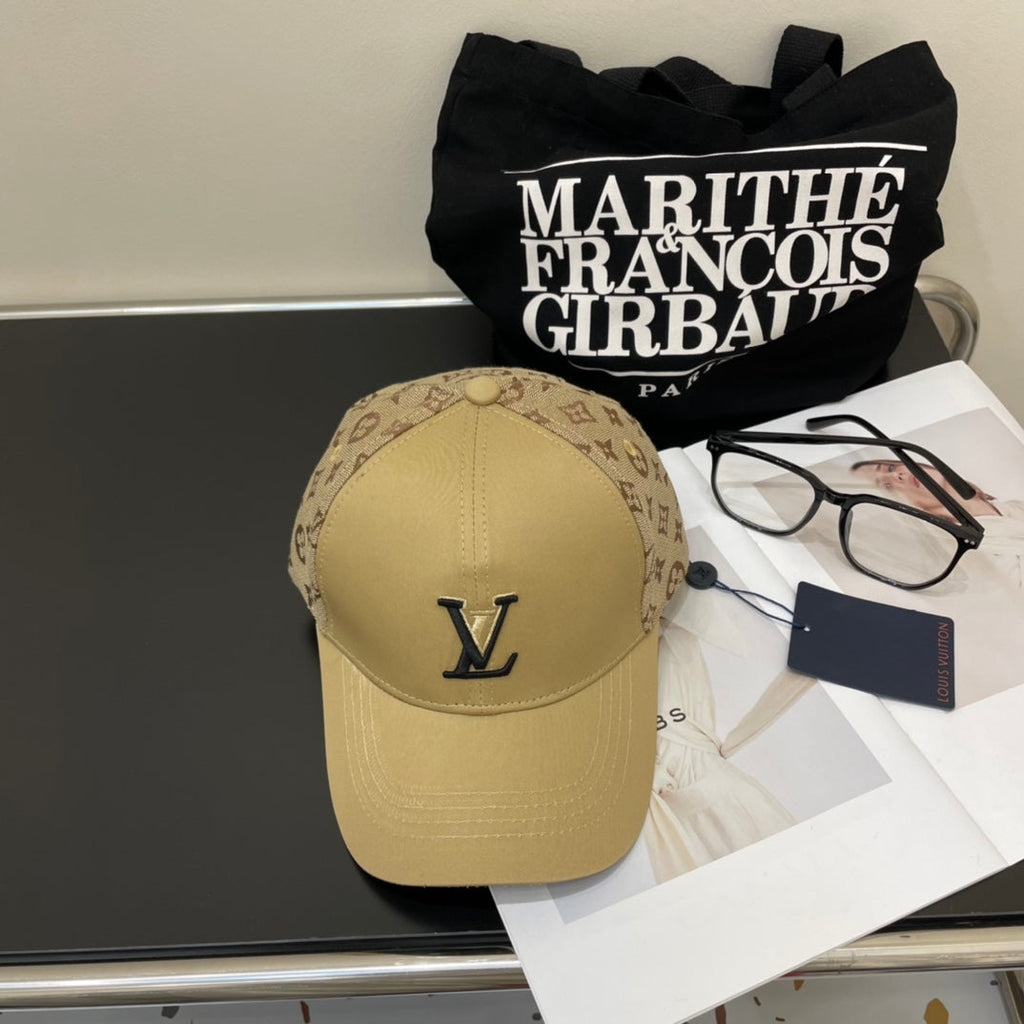 Fashionable four-leaf clover baseball cap