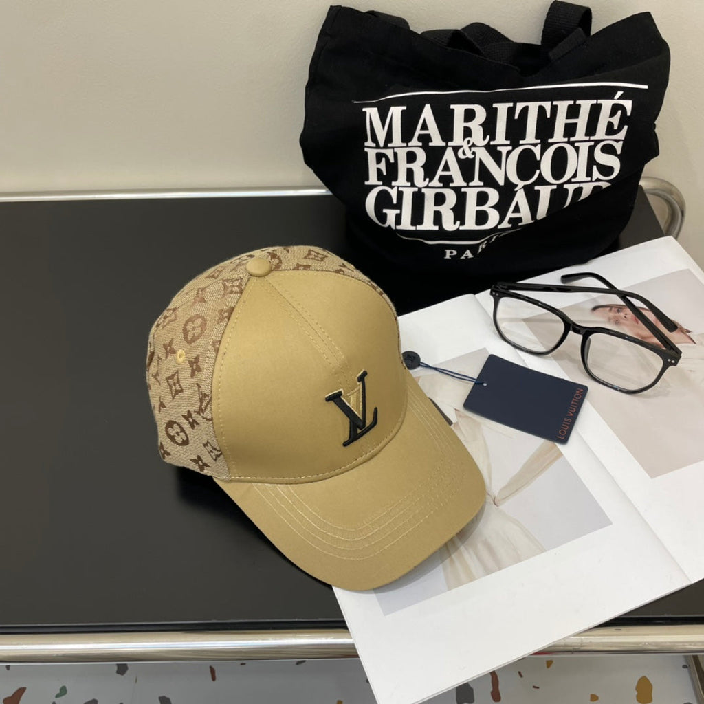 Fashionable four-leaf clover baseball cap