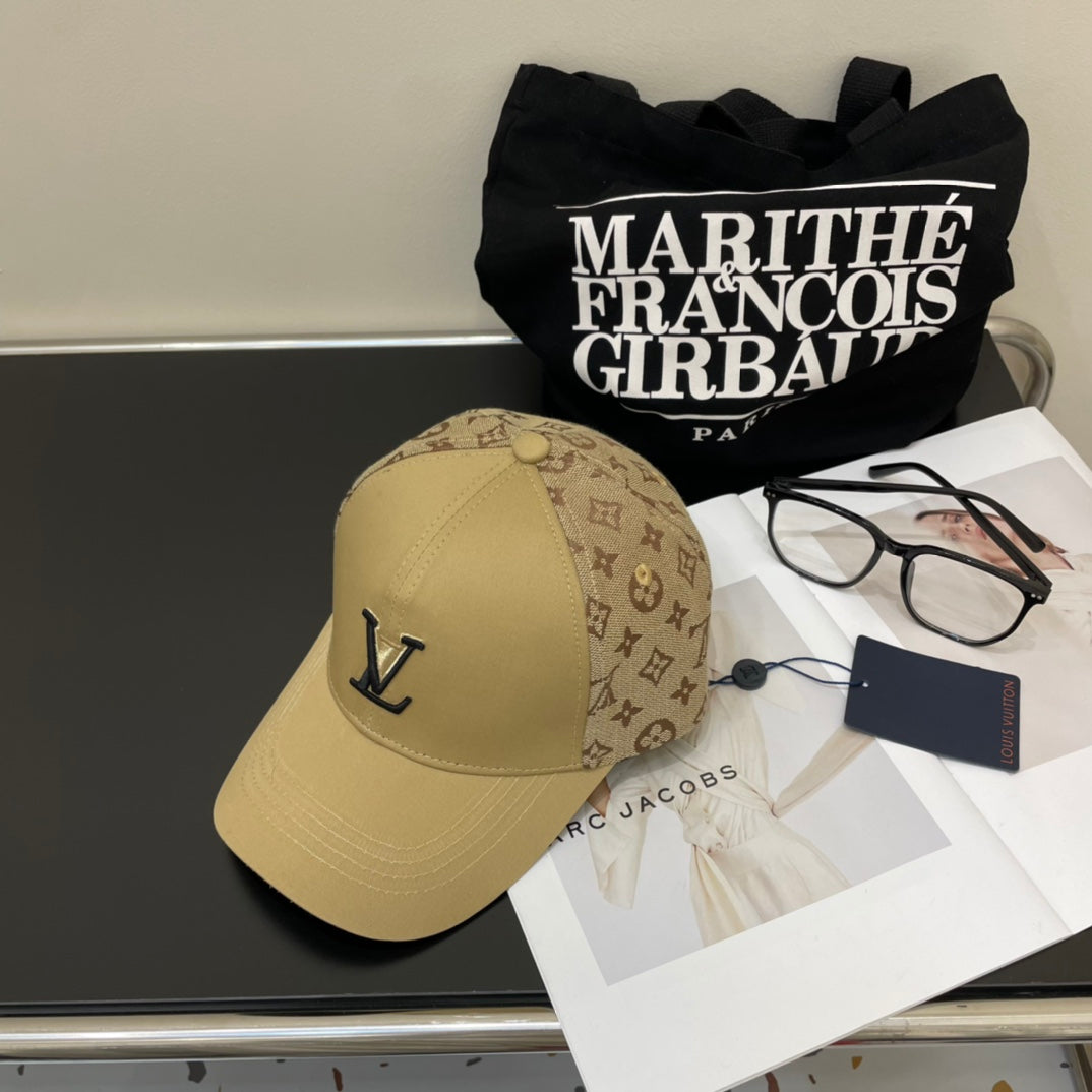 Fashionable four-leaf clover baseball cap