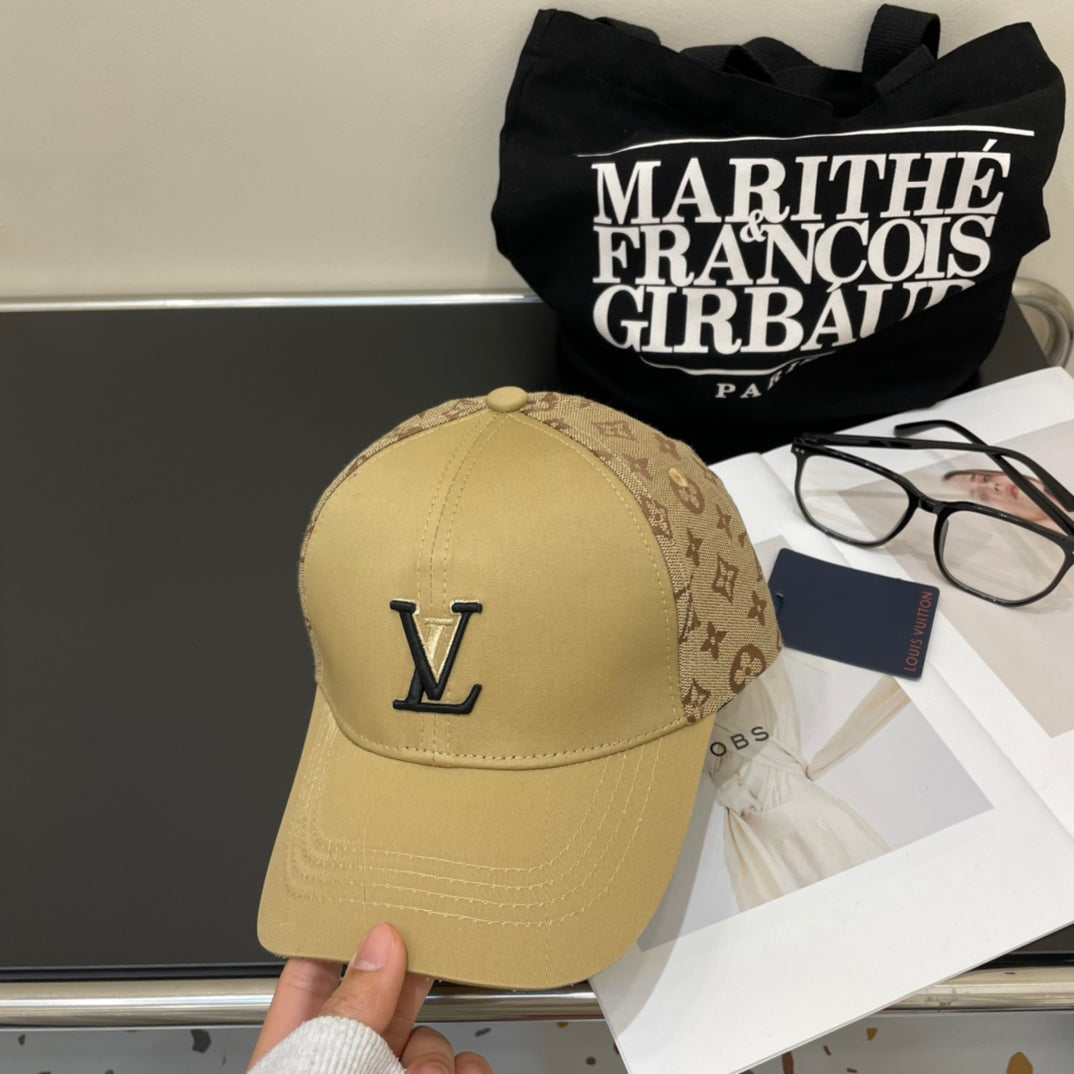 Fashionable four-leaf clover baseball cap