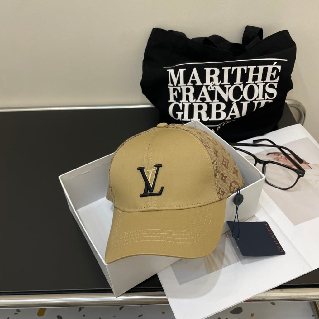 Fashionable four-leaf clover baseball cap
