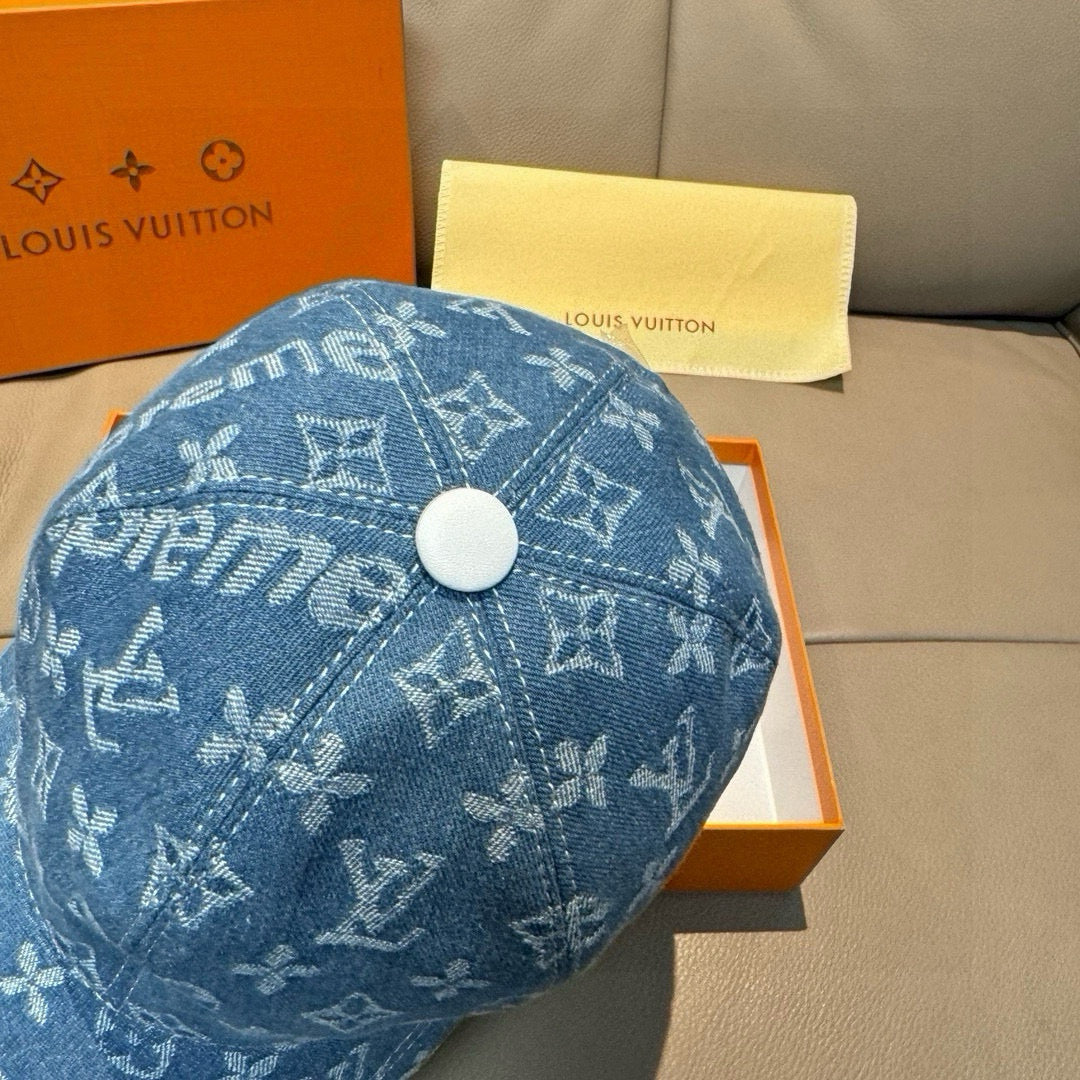 Fashionable four-leaf clover baseball cap
