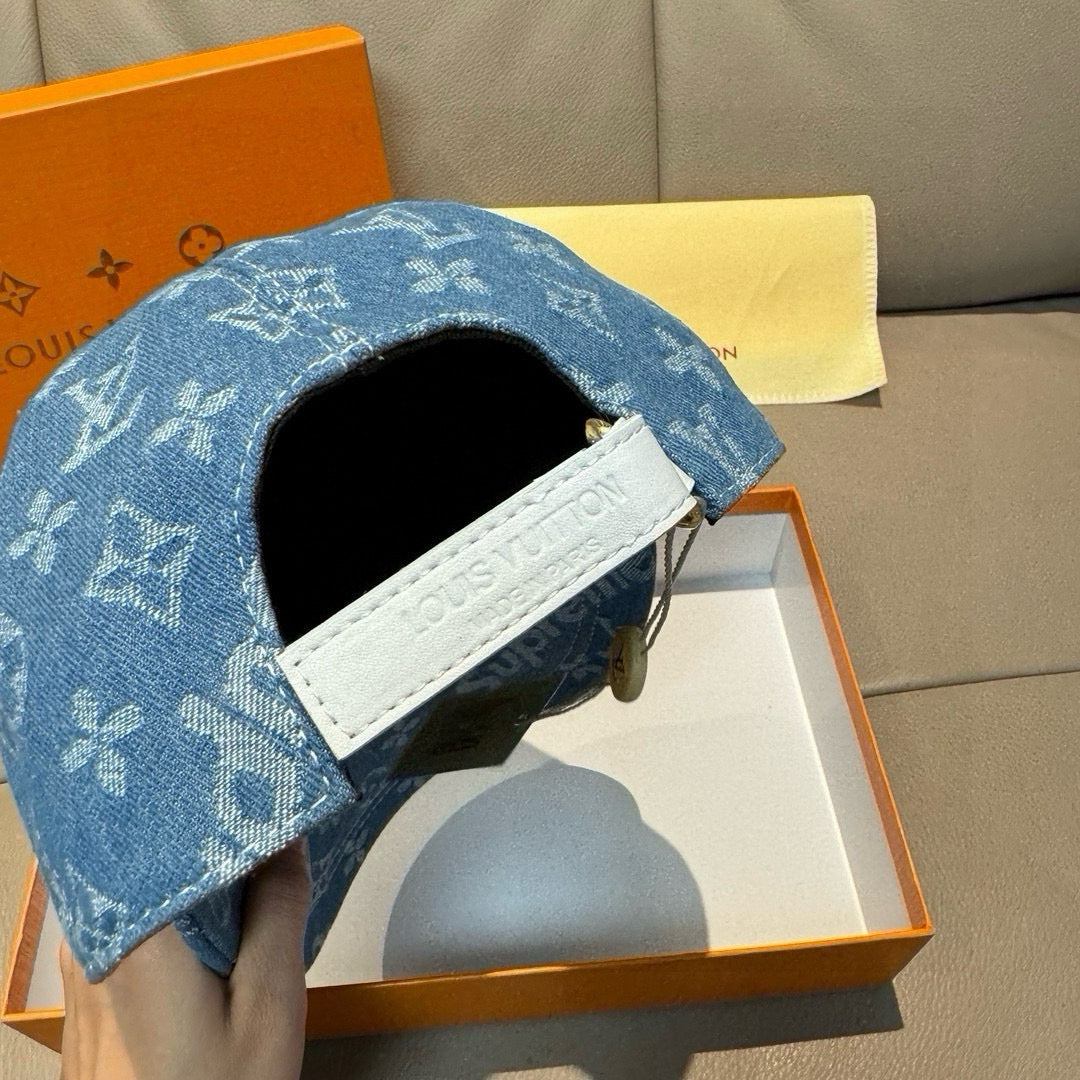 Fashionable four-leaf clover baseball cap