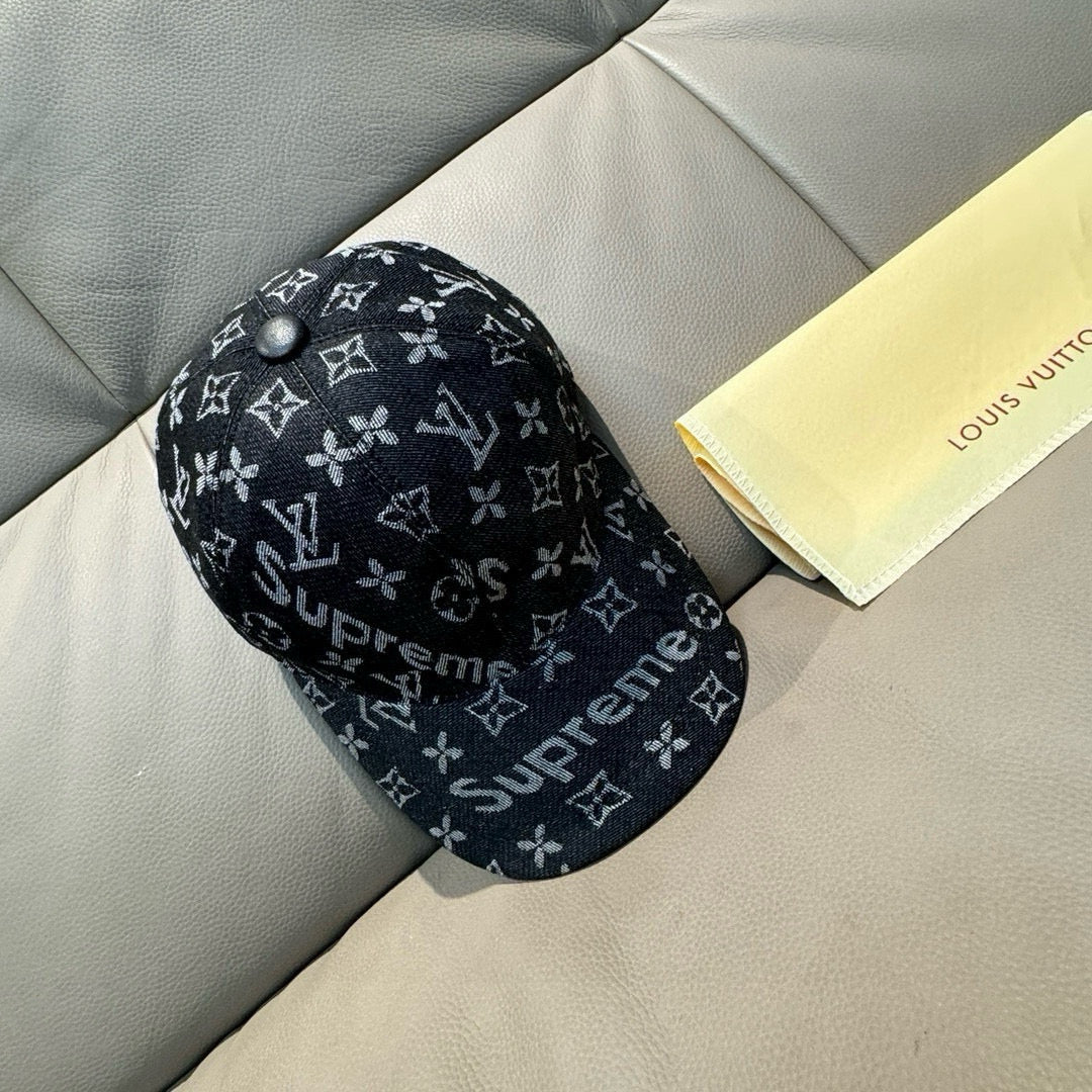 Fashionable four-leaf clover baseball cap