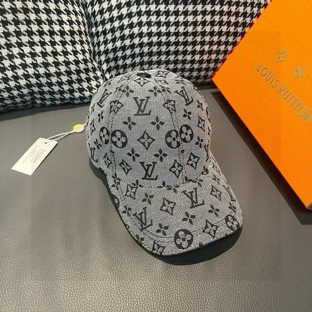 Fashionable four-leaf clover baseball cap