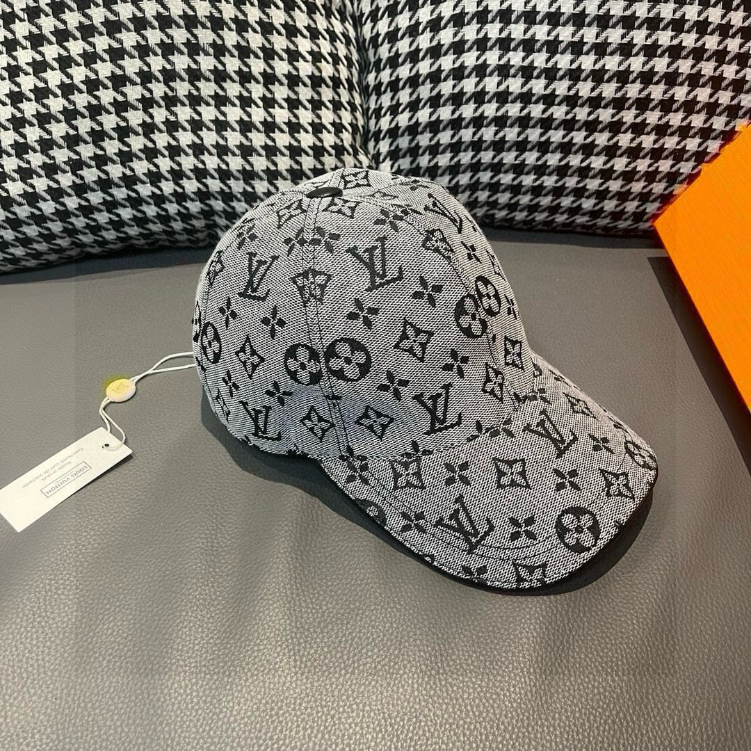 Fashionable four-leaf clover baseball cap