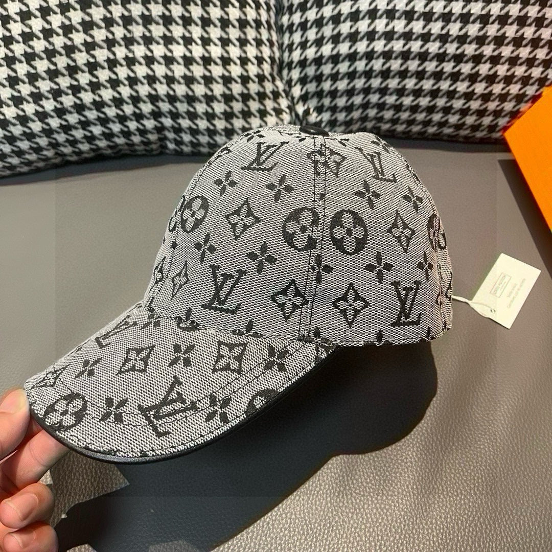 Fashionable four-leaf clover baseball cap