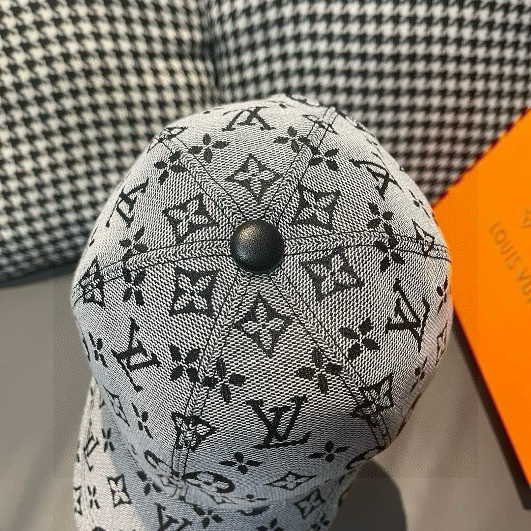 Fashionable four-leaf clover baseball cap