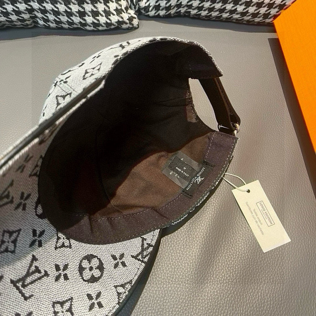 Fashionable four-leaf clover baseball cap