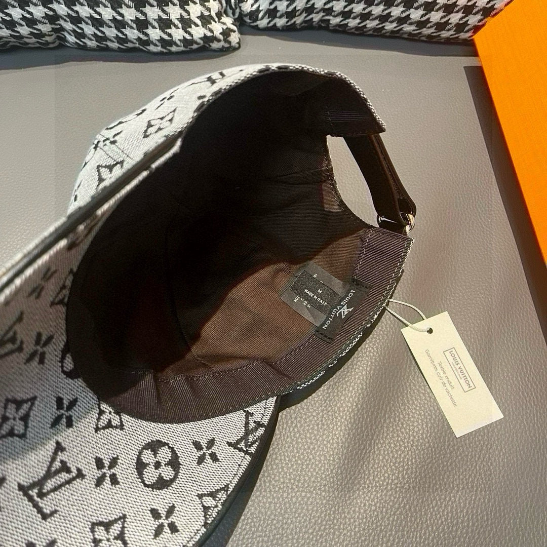 Fashionable four-leaf clover baseball cap