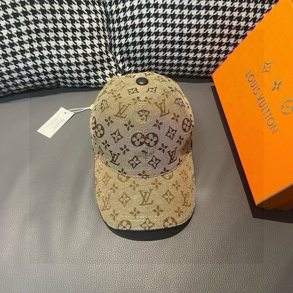 Fashionable four-leaf clover baseball cap