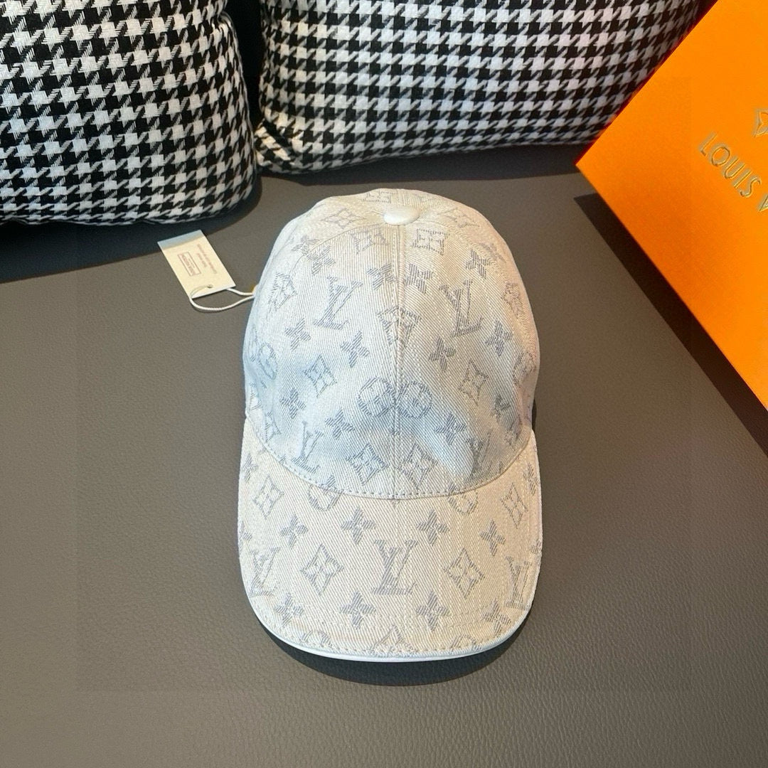 Fashionable four-leaf clover baseball cap