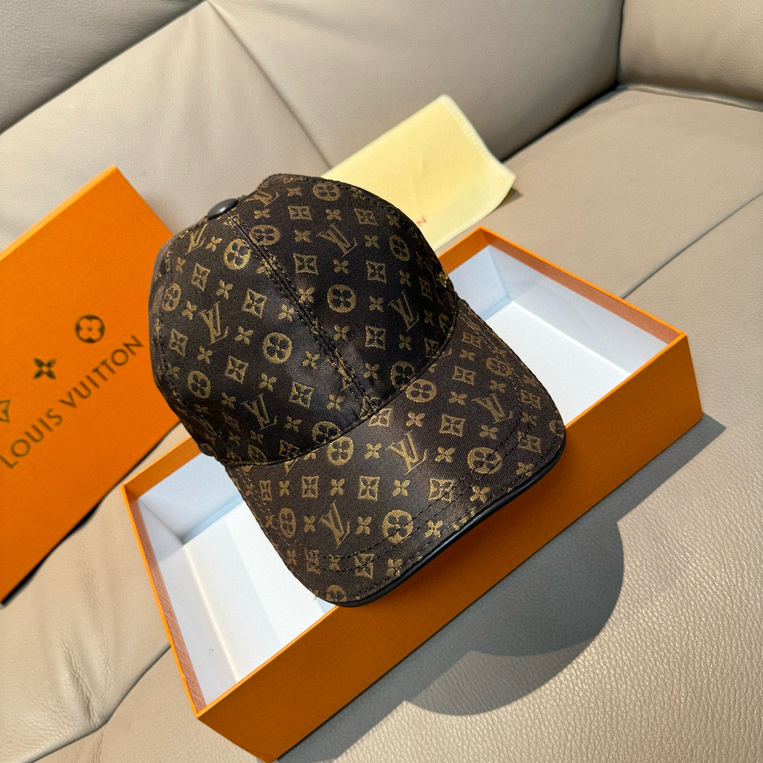 Fashionable four-leaf clover baseball cap