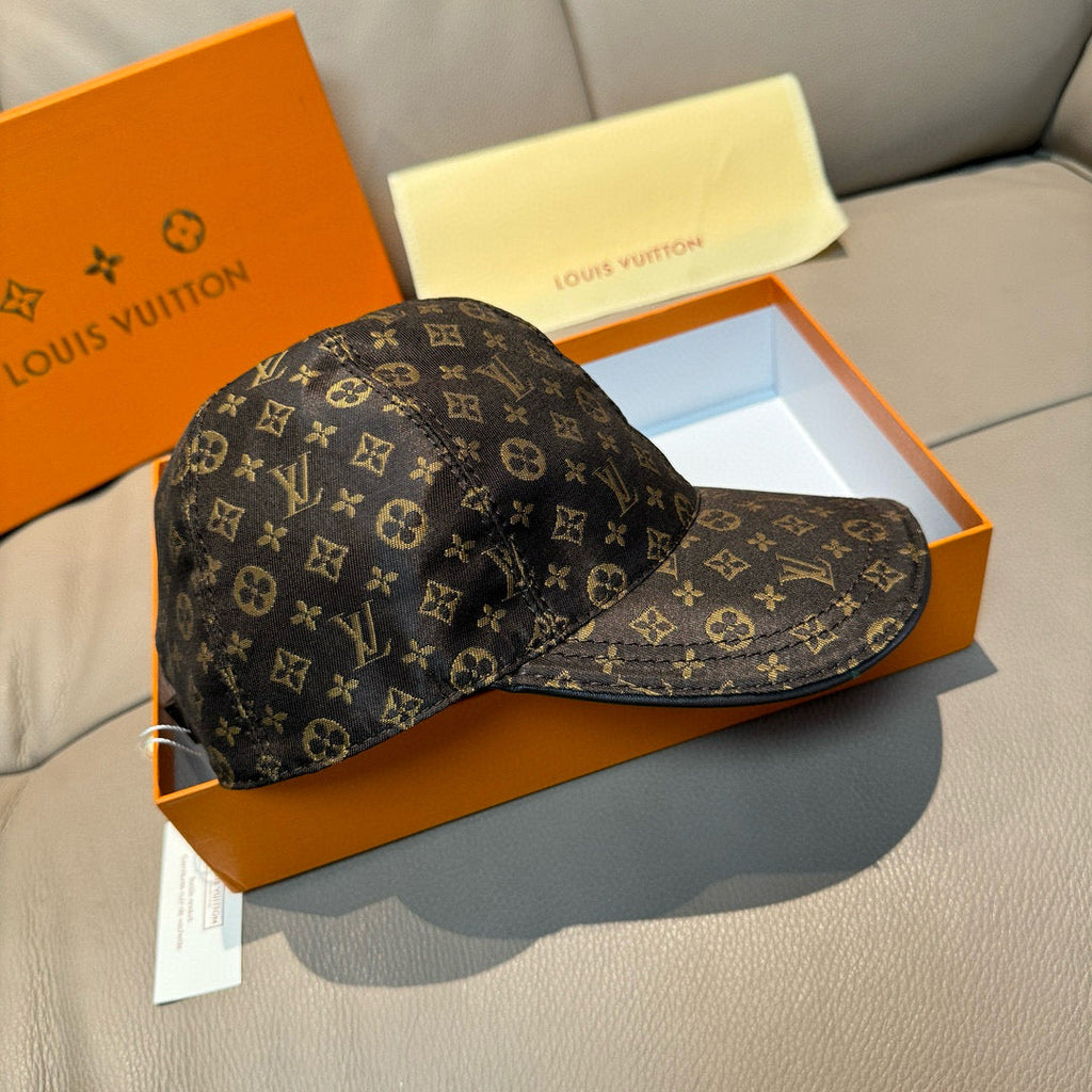 Fashionable four-leaf clover baseball cap