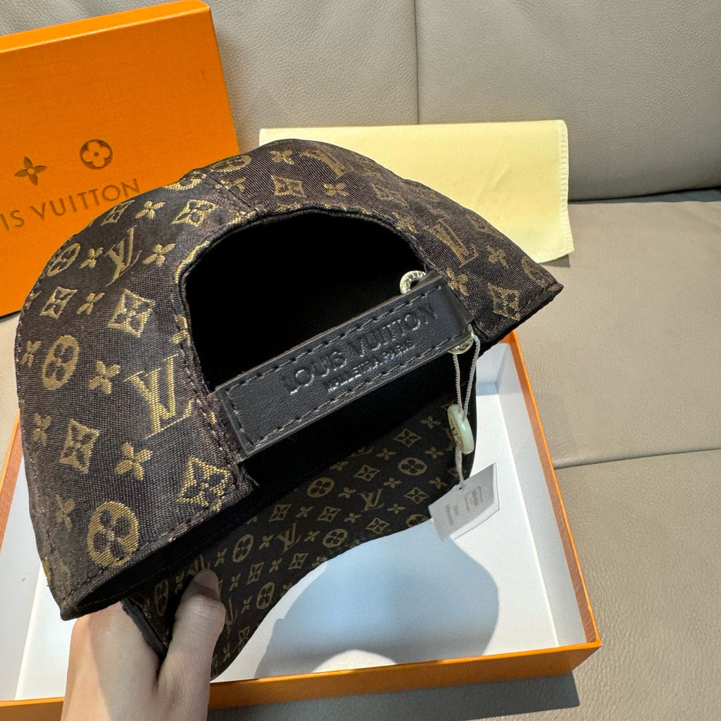 Fashionable four-leaf clover baseball cap