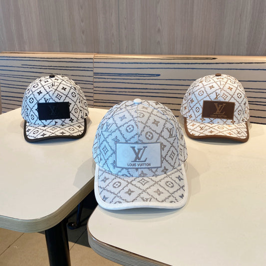 Fashionable four-leaf clover letter baseball cap