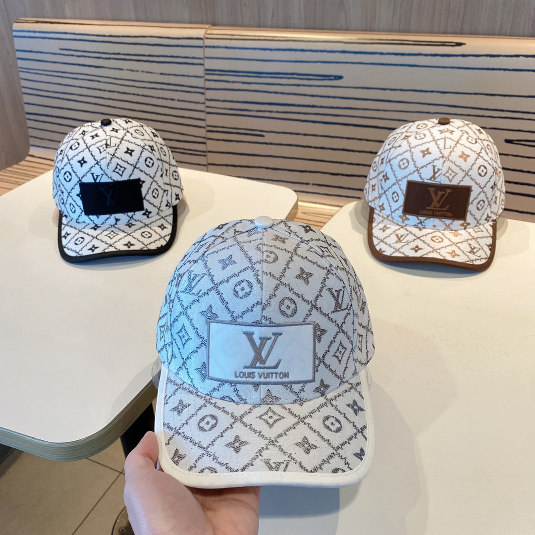 Fashionable four-leaf clover letter baseball cap