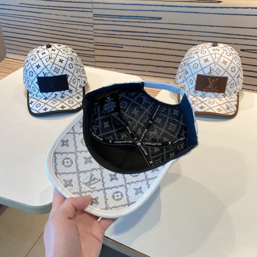 Fashionable four-leaf clover letter baseball cap