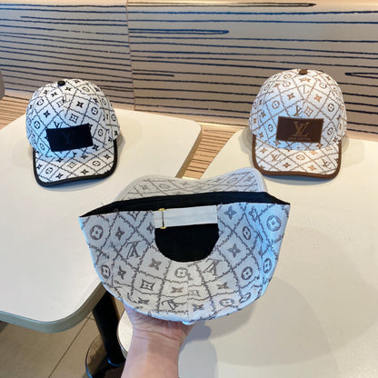 Fashionable four-leaf clover letter baseball cap