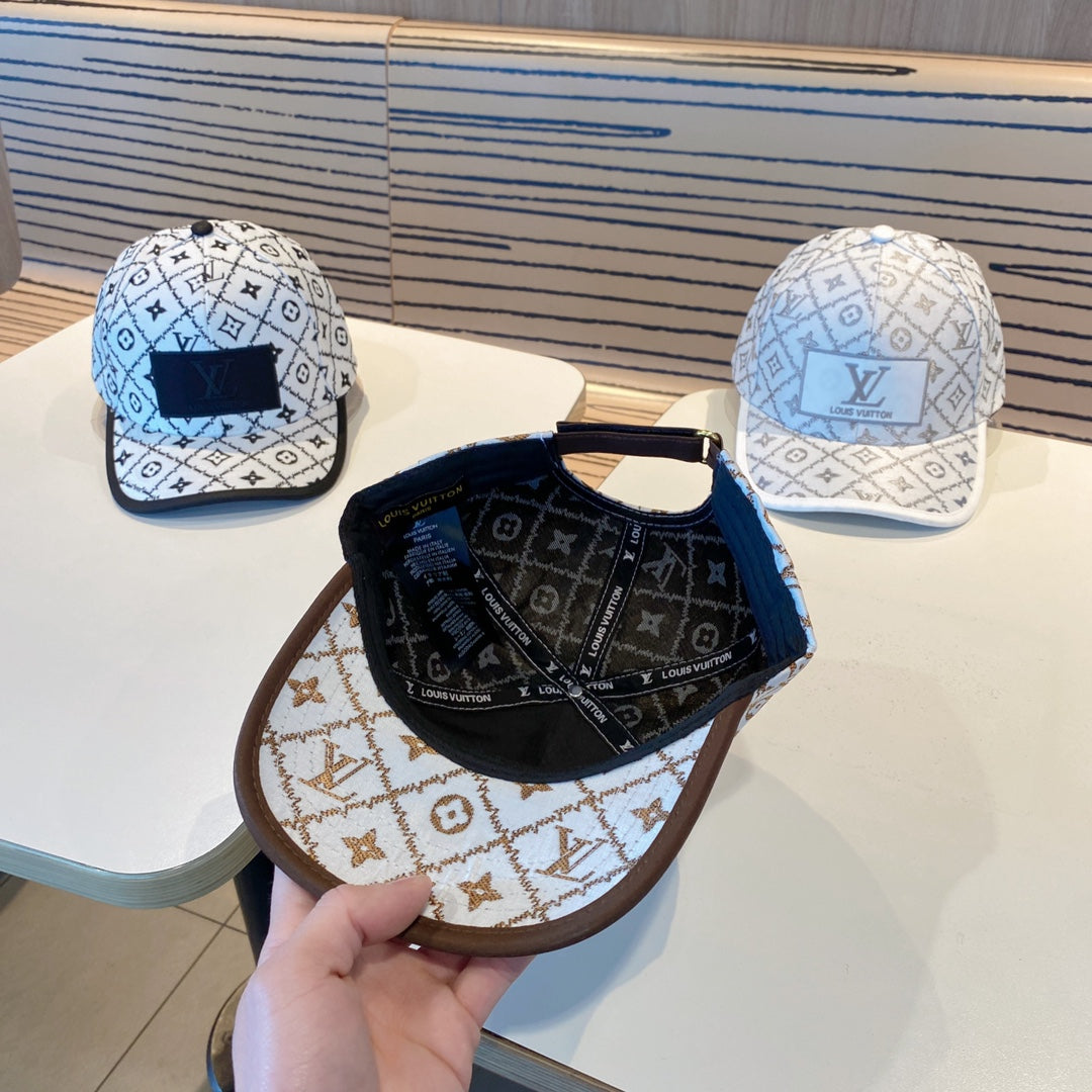 Fashionable four-leaf clover letter baseball cap