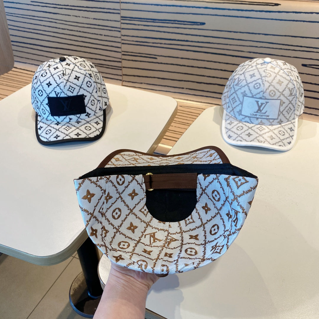 Fashionable four-leaf clover letter baseball cap