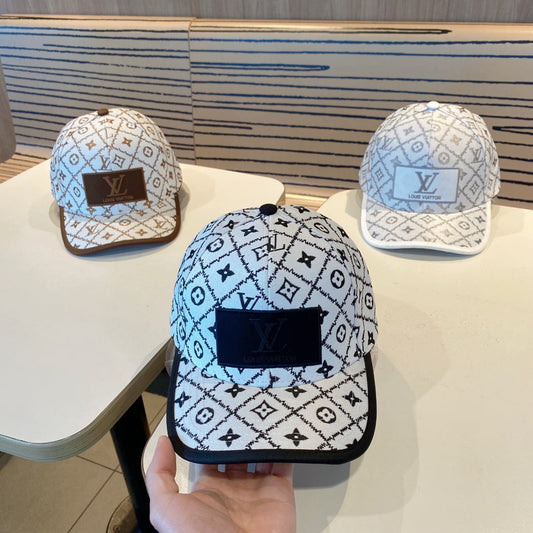 Fashionable four-leaf clover letter baseball cap