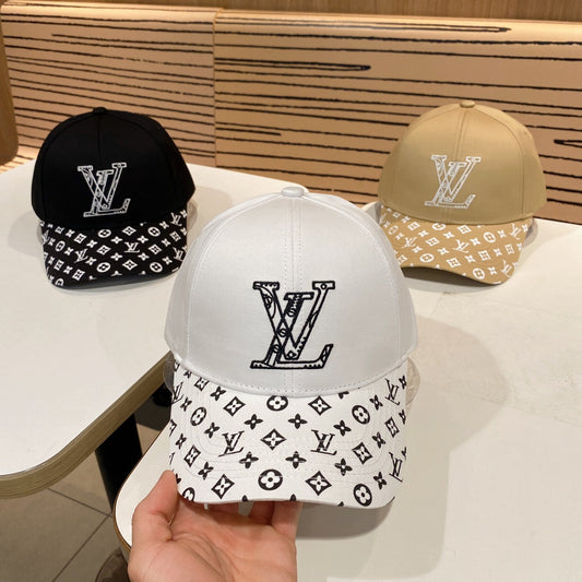 Fashionable four-leaf clover letter baseball cap