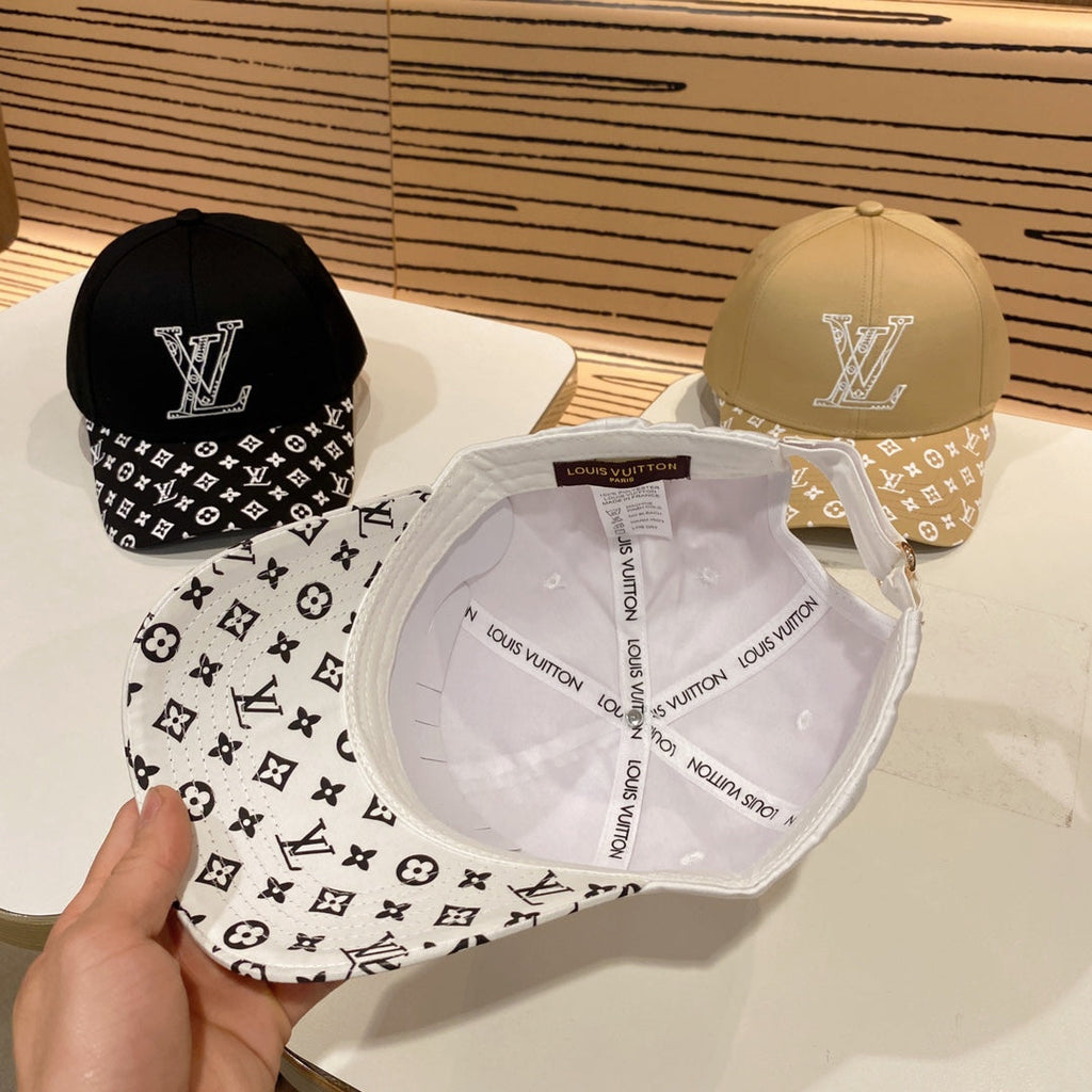 Fashionable four-leaf clover letter baseball cap
