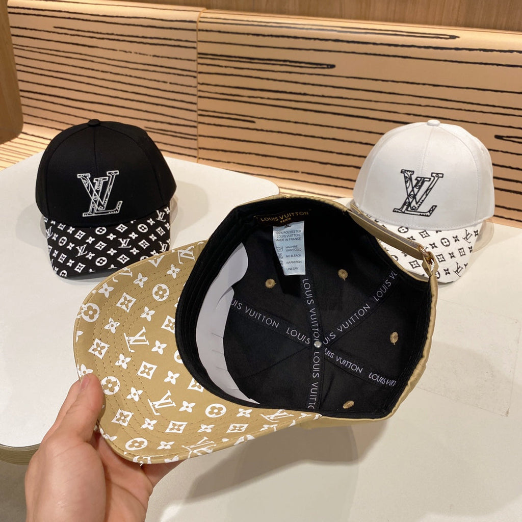 Fashionable four-leaf clover letter baseball cap