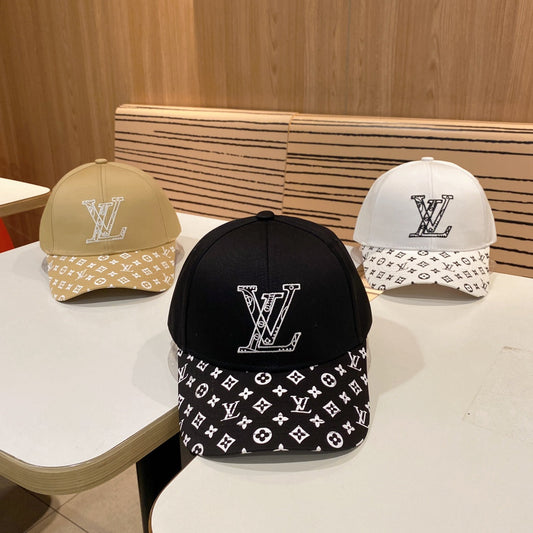 Fashionable four-leaf clover letter baseball cap