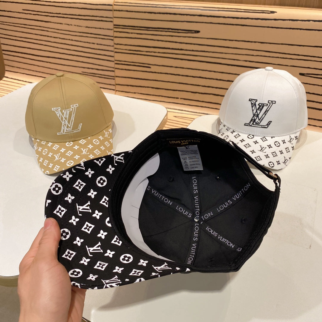 Fashionable four-leaf clover letter baseball cap