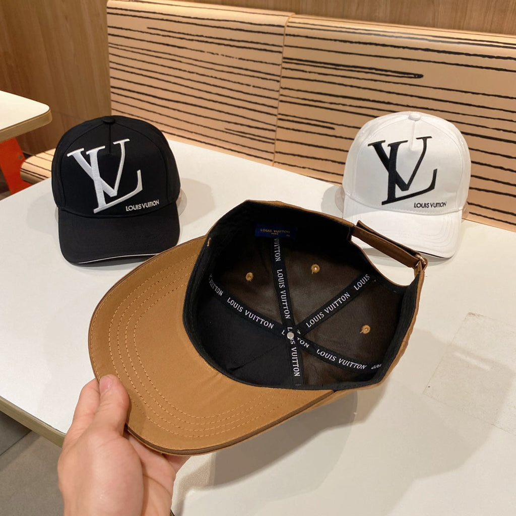 Fashionable four-leaf clover letter baseball cap