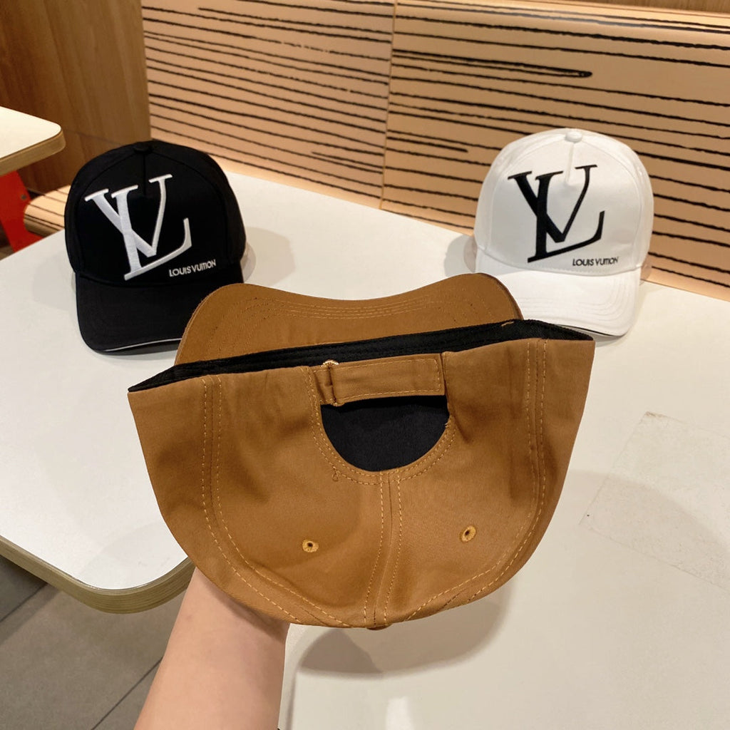 Fashionable four-leaf clover letter baseball cap