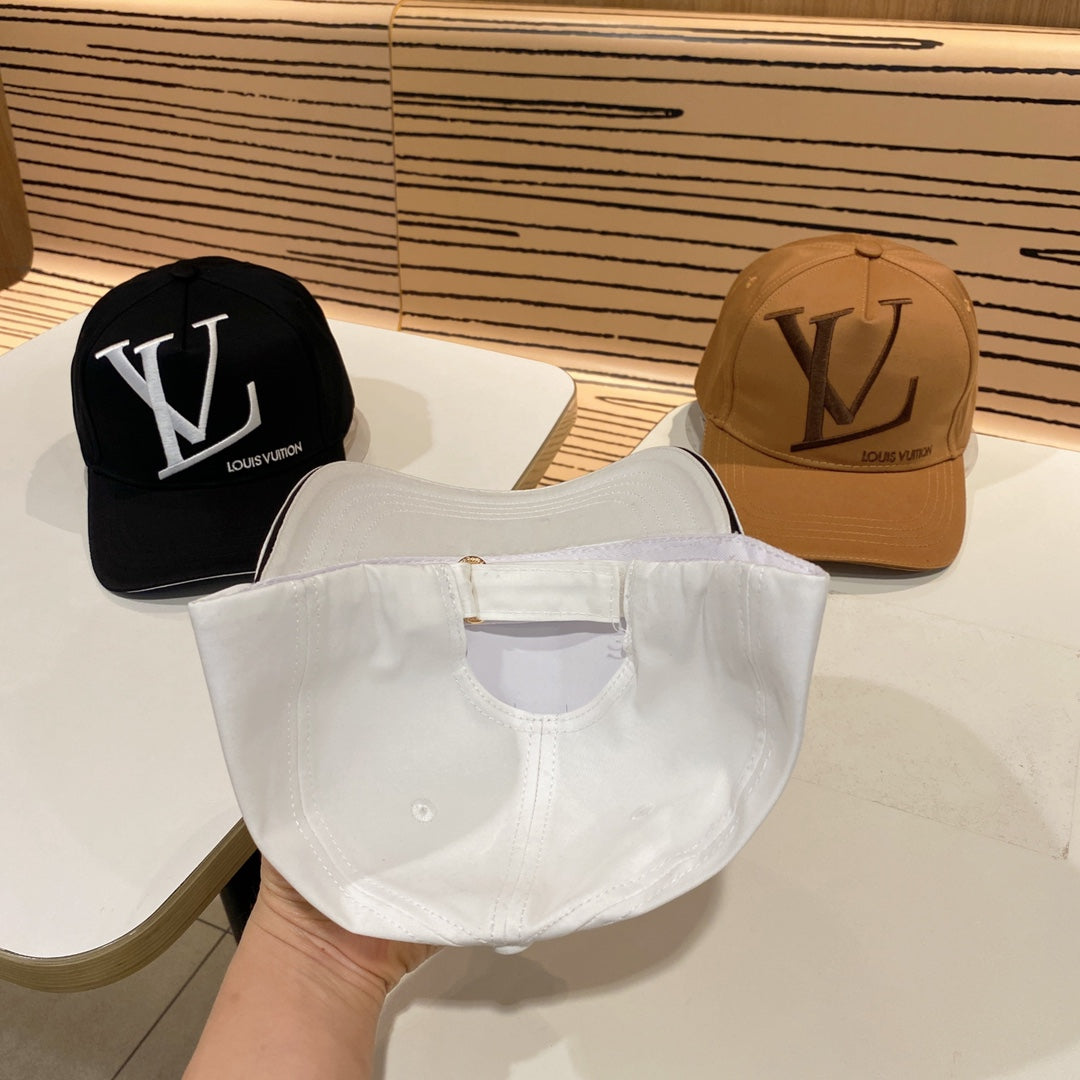 Fashionable four-leaf clover letter baseball cap