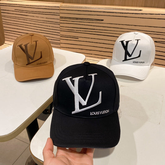 Fashionable four-leaf clover letter baseball cap