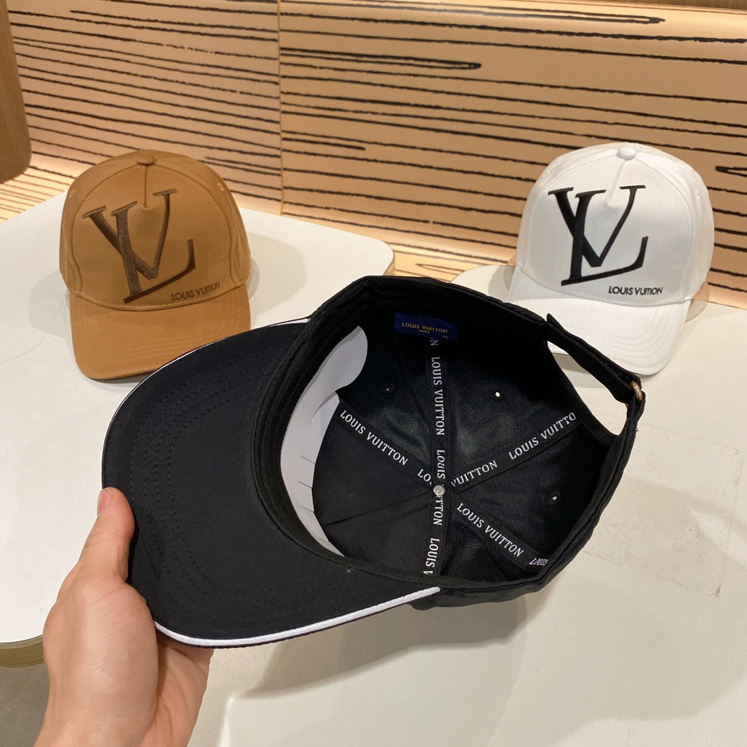 Fashionable four-leaf clover letter baseball cap