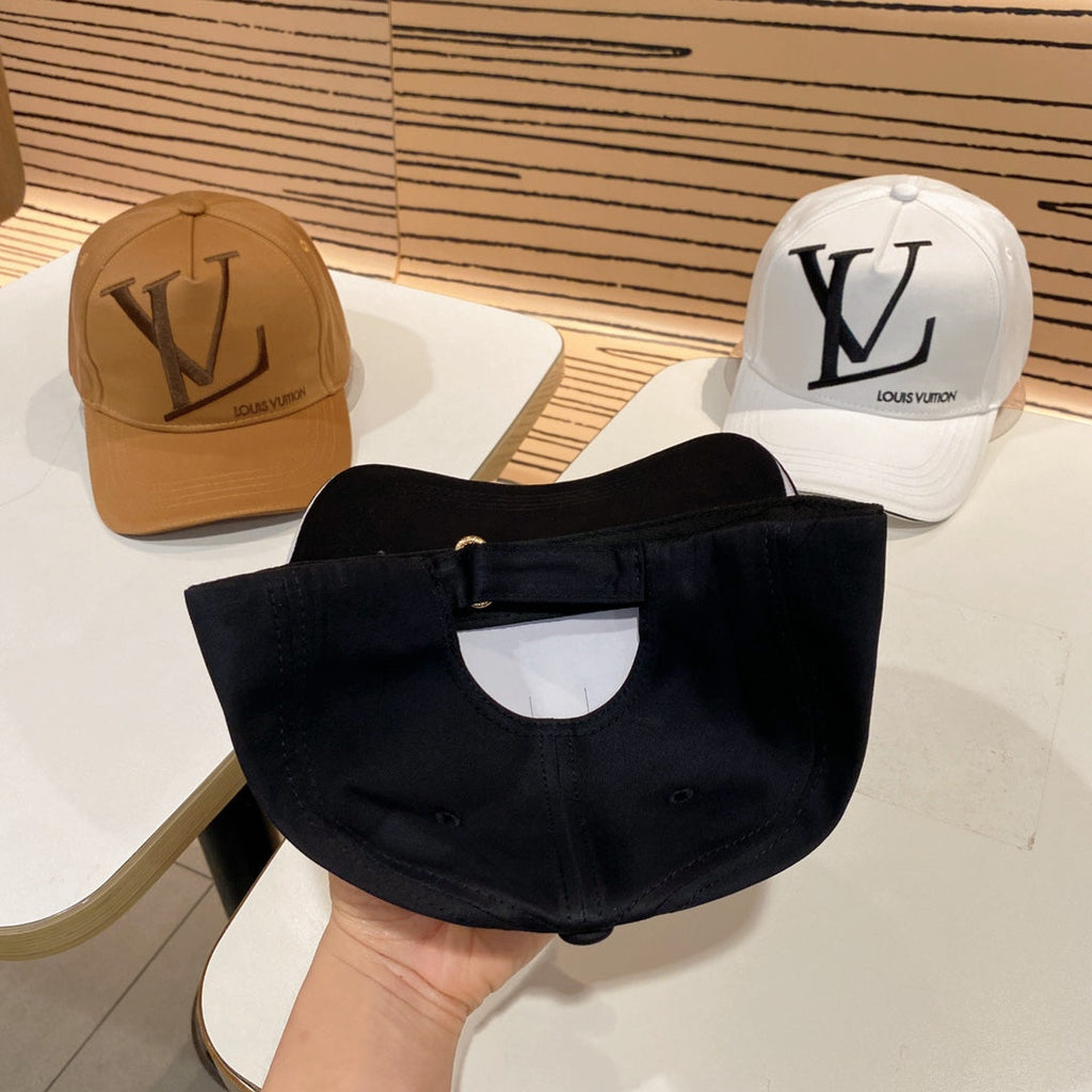 Fashionable four-leaf clover letter baseball cap