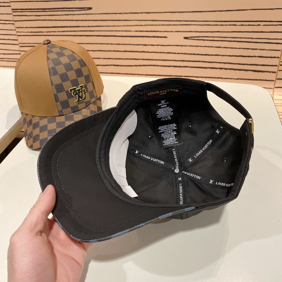 Fashionable four-leaf clover letter baseball cap
