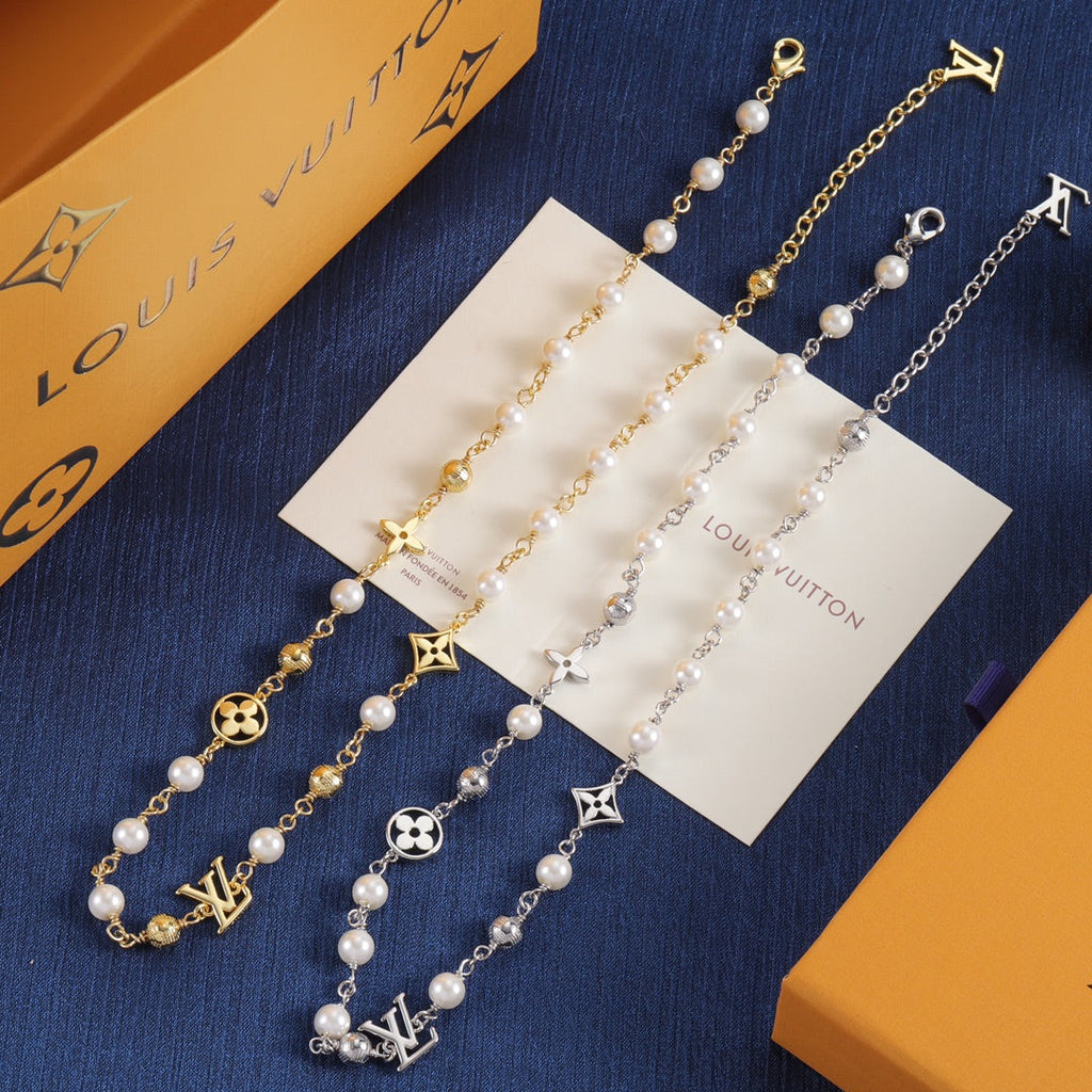 Four Leaf Clover Pearl Necklace