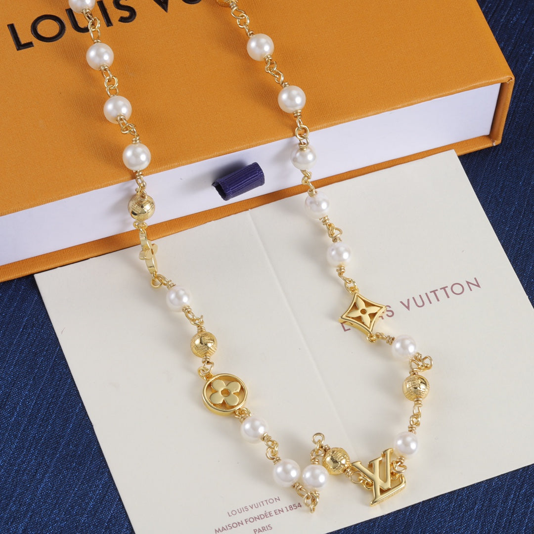 Four Leaf Clover Pearl Necklace