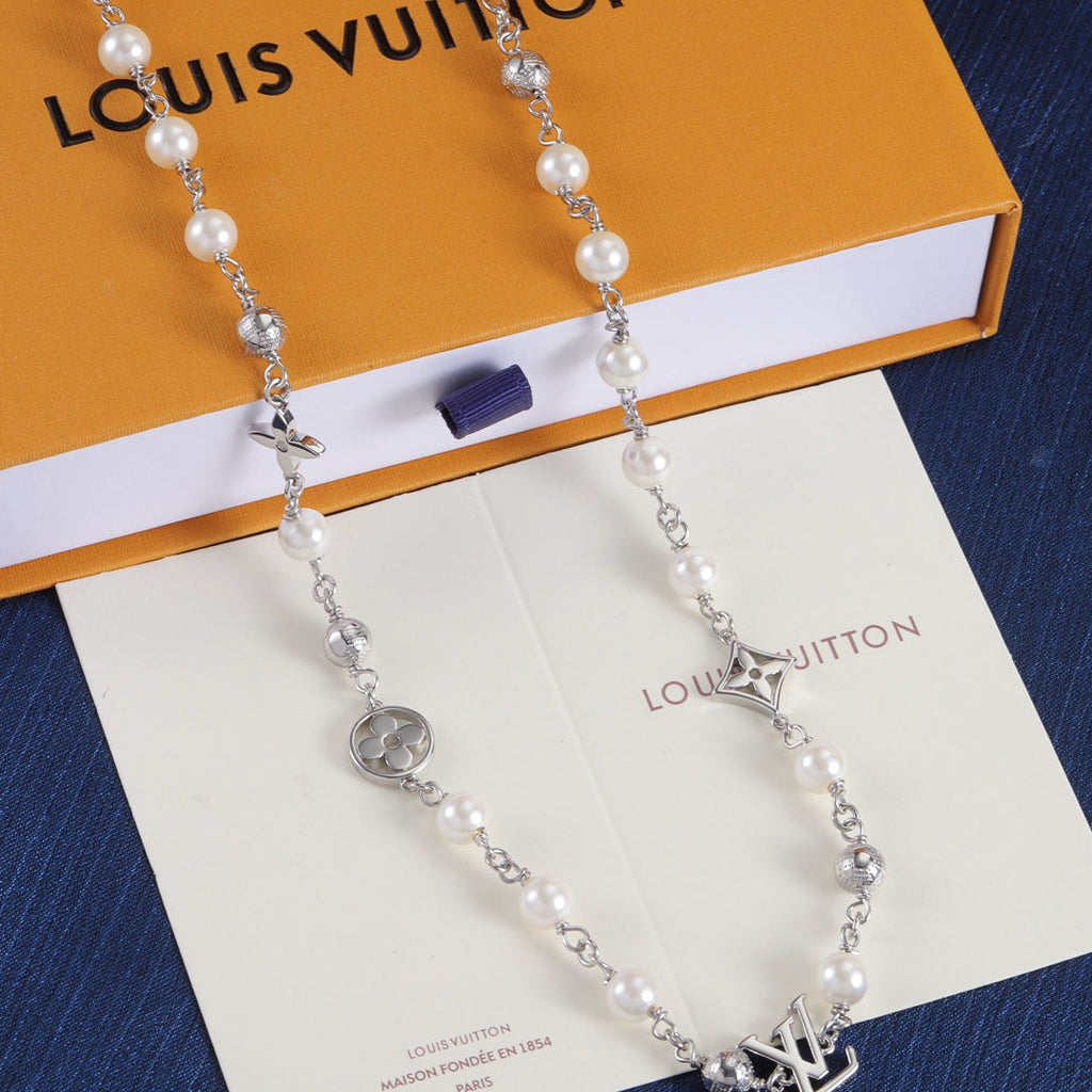 Four Leaf Clover Pearl Necklace